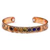 Magnetisk kobberarmbånd med 7 chakra-sten – granat, karneol, citrin, peridot, iolit, lapis og ametyst. Energibalancerende smykke med helende egenskaber.